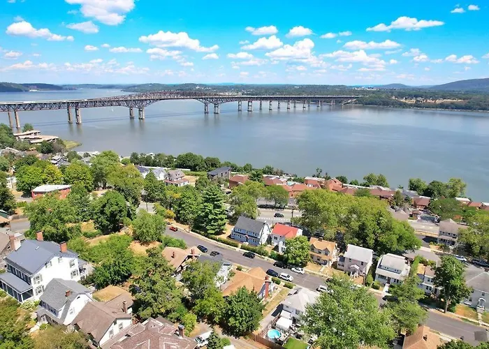 Midcentury Mod Suite, Hudson River/Mt Beacon Views