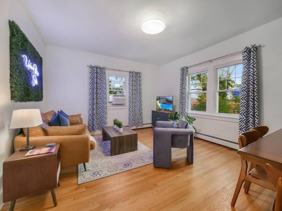 Midcentury Mod Suite, Hudson River/mt Beacon Views Apartment