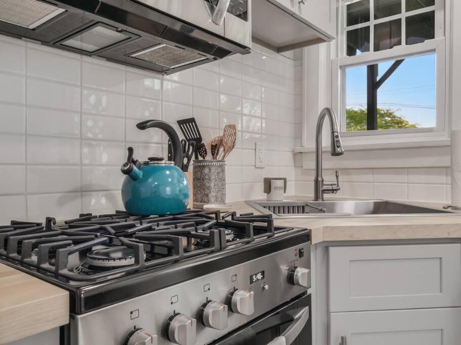 Midcentury Mod Suite, Hudson River/mt Beacon Views Apartment